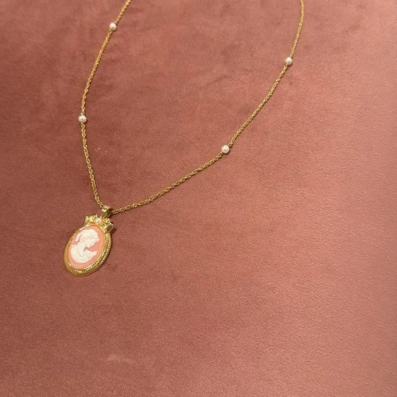 Elegant Vintage Gold Cameo Pendant Necklace. - Picture 4 of 5